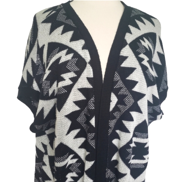 KIRRA - B&W Short Sleeve Aztec Cardigan - Large - Picture 3 of 10